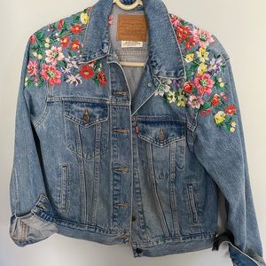 Levi’s Embroidered Floral Jean Jacket EUC Sz S